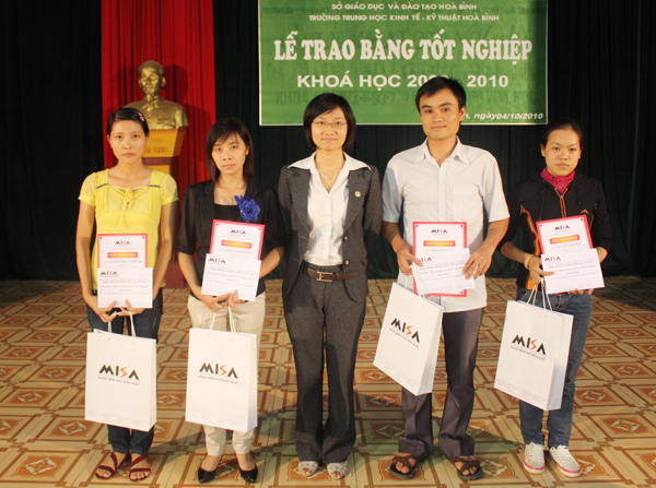 MISA Hà Nội trao học bổng cho sinh viên trường Trung học Kinh kế – Kỹ thuật Hòa Bình