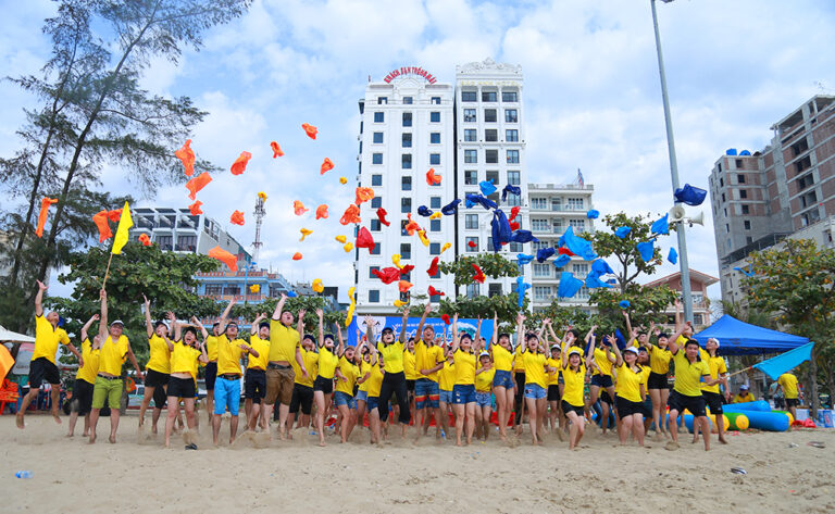 Bật tung năng lượng trong teambuilding hè 2018: “Vượt sóng ra khơi-Vươn tầm cao mới”